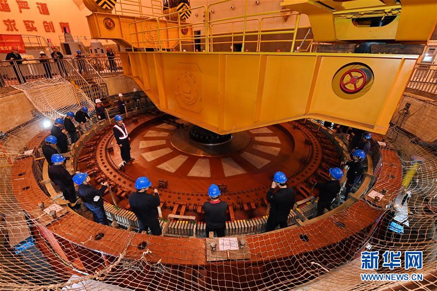 福建水口水电站5号发电机大修起吊成功(图2)