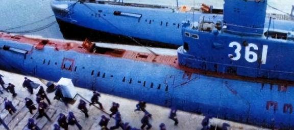 2003年山东渔民发现一潜艇将门打开后70具海军遗体躺在里面(图10)