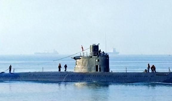 2003年山东渔民发现一潜艇将门打开后70具海军遗体躺在里面(图4)