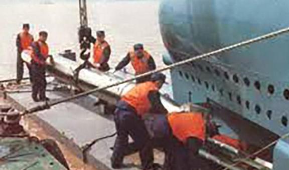 2003年山东渔民发现一潜艇将门打开后70具海军遗体躺在里面(图12)