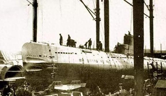 2003年山东渔民发现一潜艇将门打开后70具海军遗体躺在里面(图11)