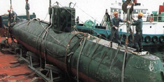 2003年山东渔民发现一潜艇将门打开后70具海军遗体躺在里面(图7)