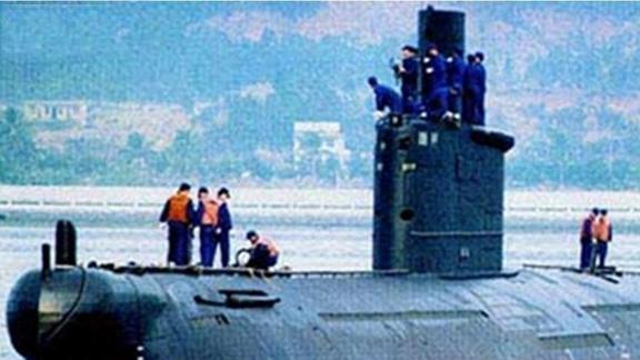2003年山东渔民发现一潜艇将门打开后70具海军遗体躺在里面(图2)