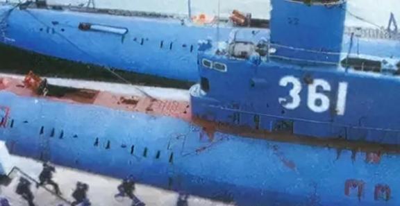 2003年山东渔民发现一潜艇将门打开后70具海军遗体躺在里面(图3)