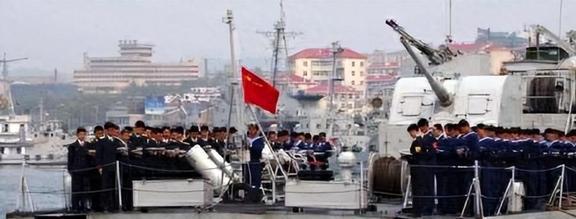 2003年山东渔民发现一潜艇将门打开后70具海军遗体躺在里面(图9)