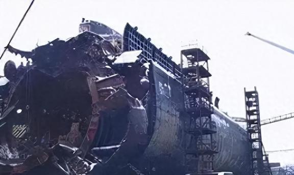 2003年山东渔民发现一潜艇将门打开后70具海军遗体躺在里面(图14)