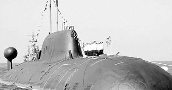 2003年山东渔民发现一潜艇将门打开后70具海军遗体躺在里面(图13)