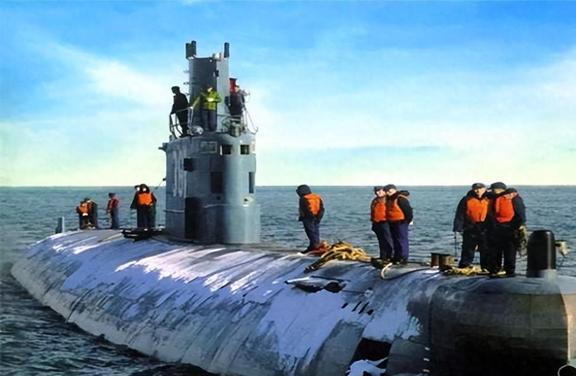 2003年山东渔民发现一潜艇将门打开后70具海军遗体躺在里面(图6)