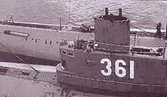 2003年山东渔民发现一潜艇将门打开后70具海军遗体躺在里面(图5)