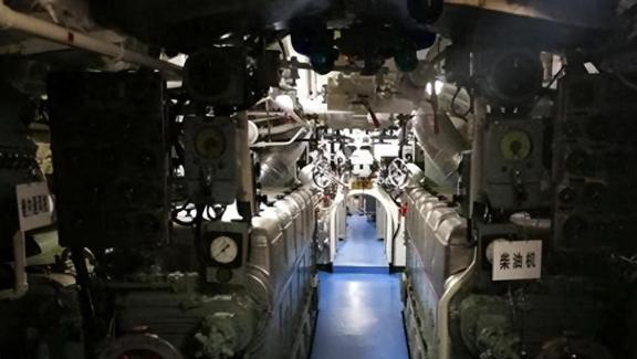 2003年山东渔民发现一潜艇将门打开后70具海军遗体躺在里面(图8)