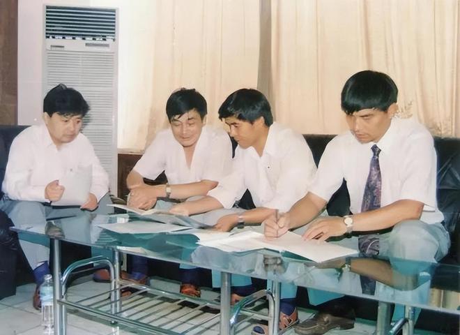 一个连饭都吃不饱的家庭是如何走出4个亿万富翁的？(图6)