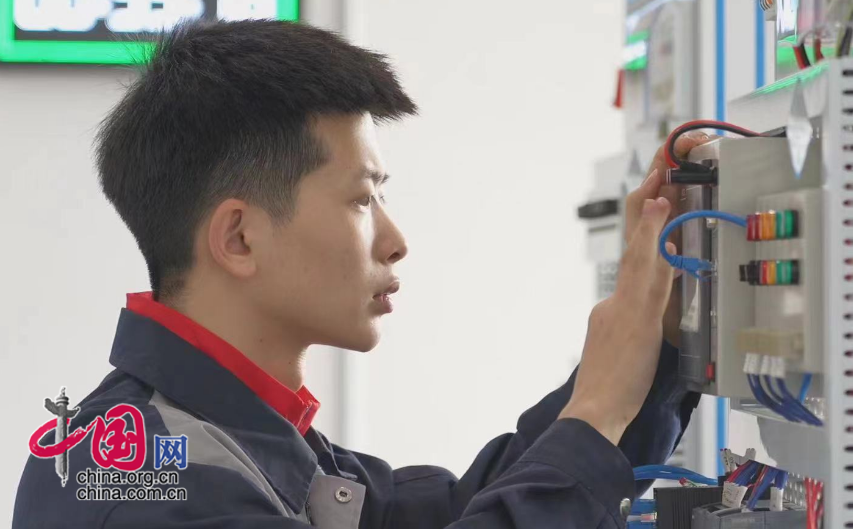 追光男孩的逐梦之路——记电工赛项铜奖获得者宋佳贺(图2)