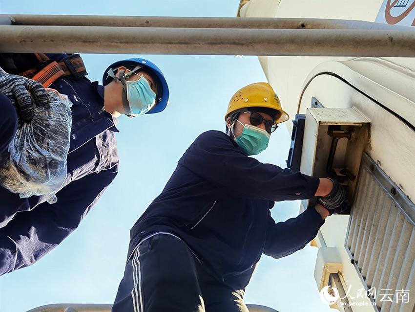 检修“大风扇”的年轻人(图2)