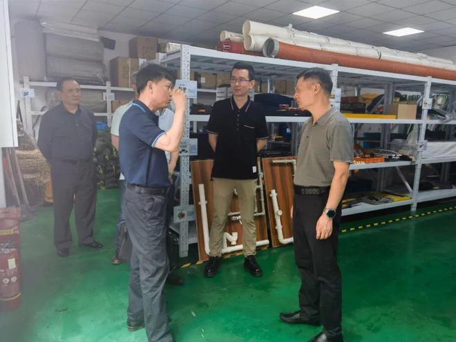 防汛备汛工作闵行区房管局开展住宅小区防汛备汛专项检查(图2)