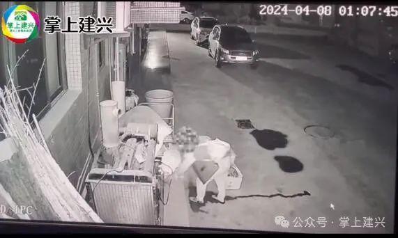 凌晨南部一大妈拿着剪刀竟做出这事(图2)