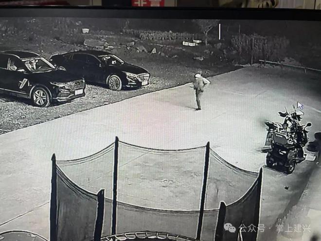 凌晨南部一大妈拿着剪刀竟做出这事(图3)