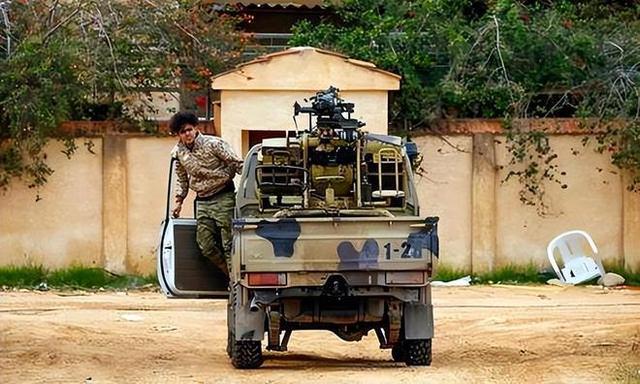 总司令33人在开会11枚导弹炸穿40米地堡当场斩首全员(图3)