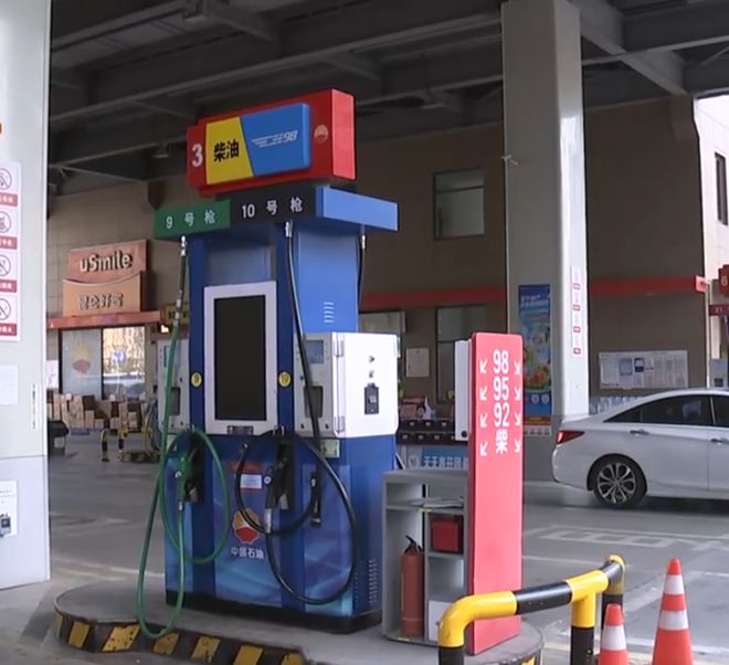 加油站错把柴油加汽油奔驰大G趴窝工作人员:无非我不干了(图3)