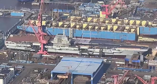 山东舰无类似经历福建舰再度返回船坞整修或将给烟囱增设风帽(图4)