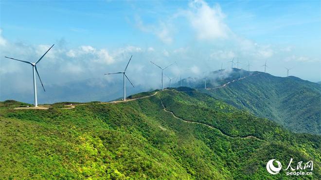 江西石城：高山风电风景美(图1)