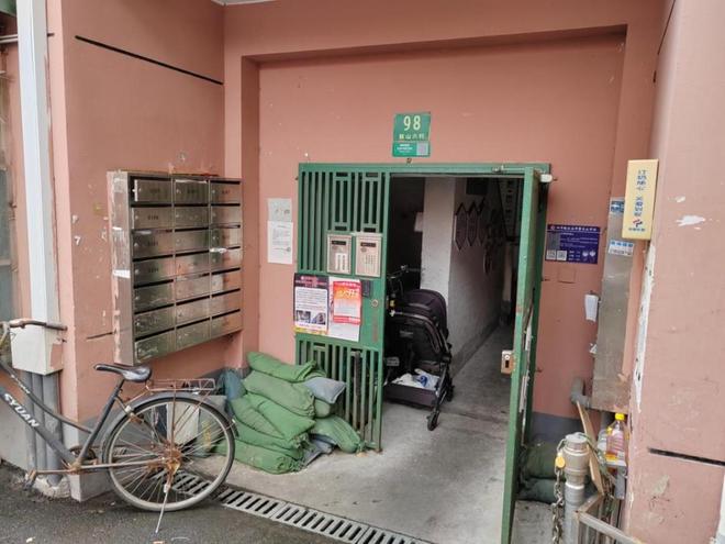本市房管系统积极落实防御台风“竹节草”各项应急措施全力筑牢安全屏障（一）(图1)
