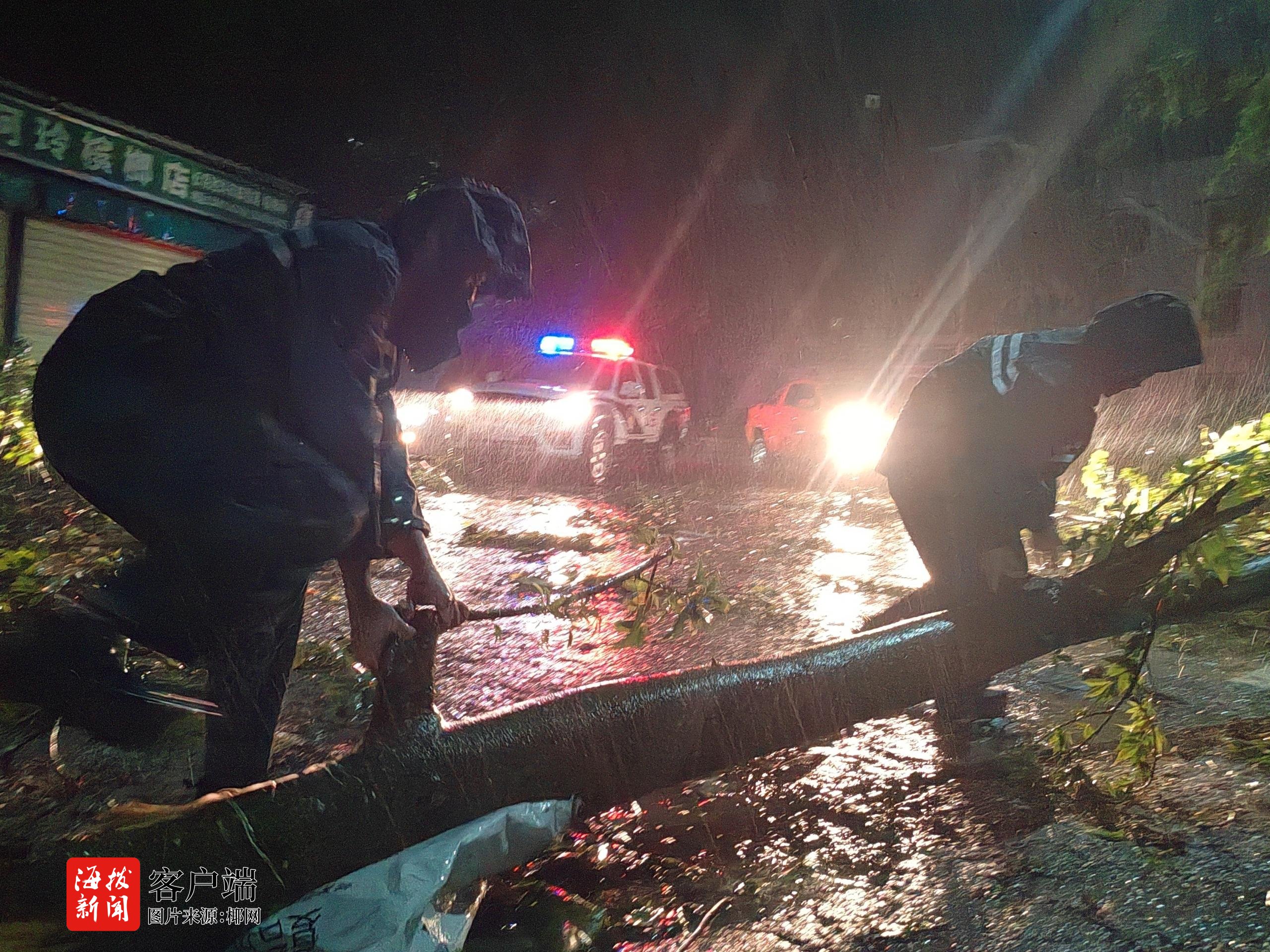 海南电网调拨1362人支援南部地区抢修复电(图2)