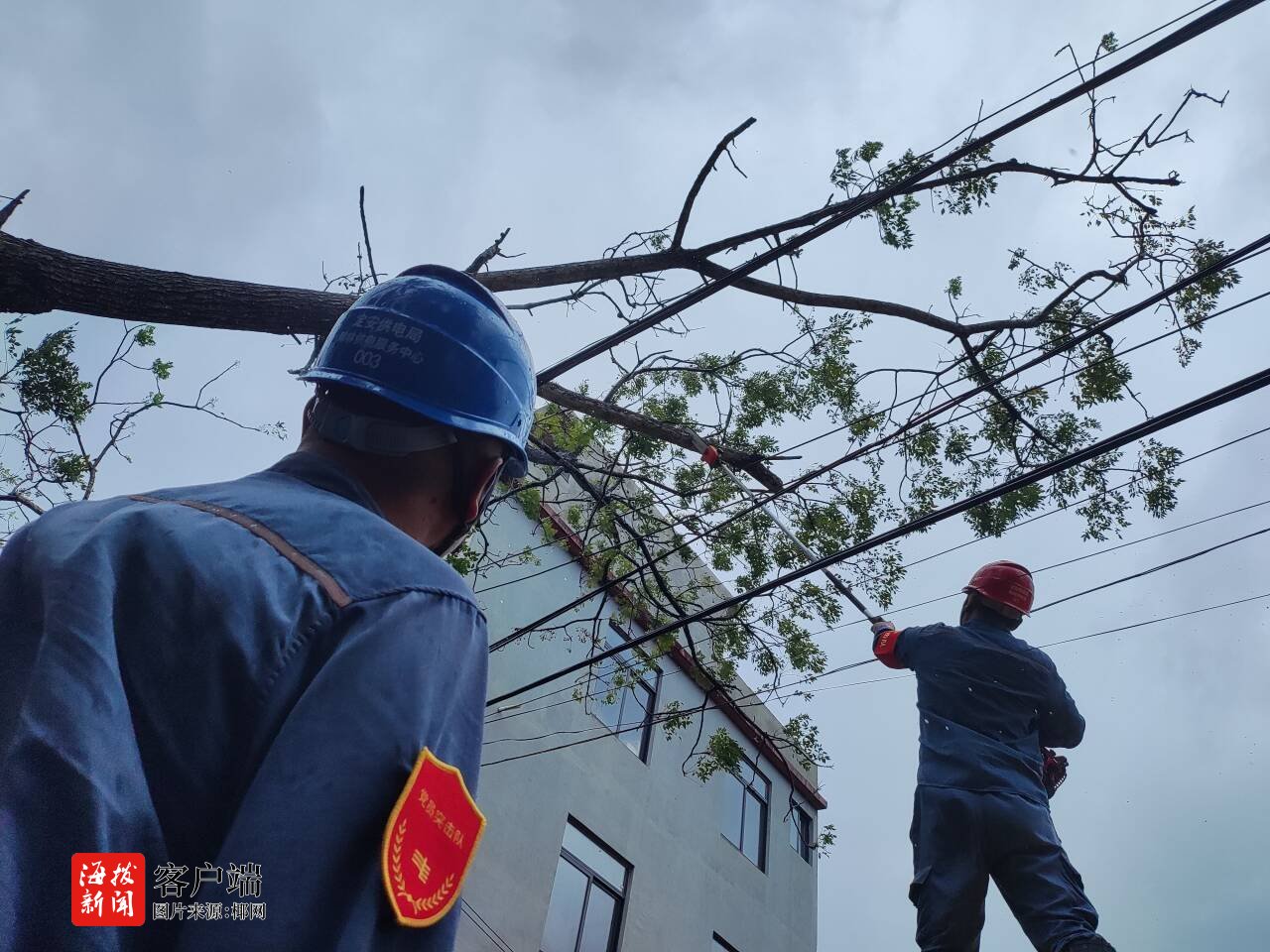抗击台风“麦德姆”海南电网连夜抢修复电(图3)