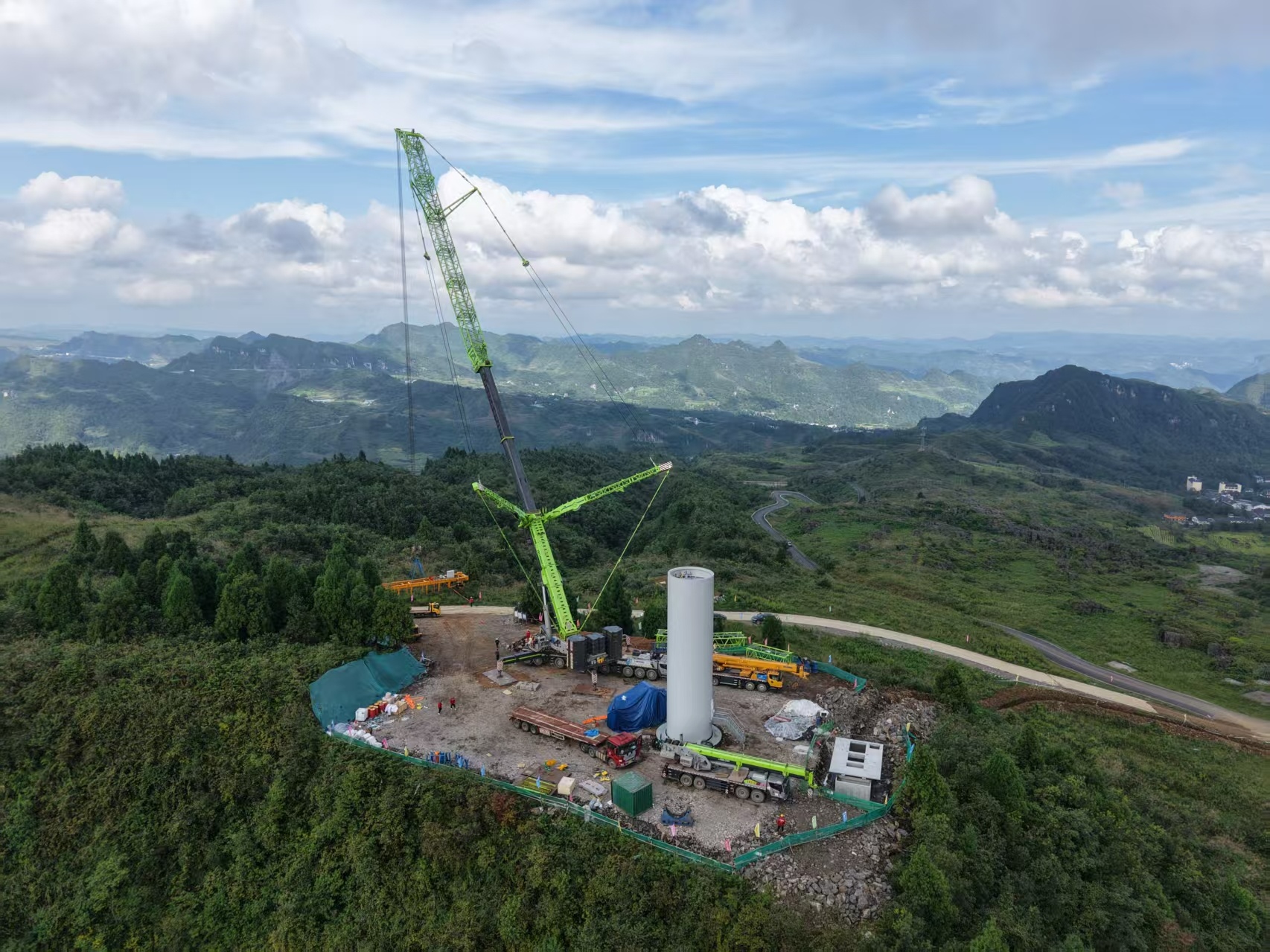 “大风车”来了!贵州务川首台风力发电机顺利组装(图1)