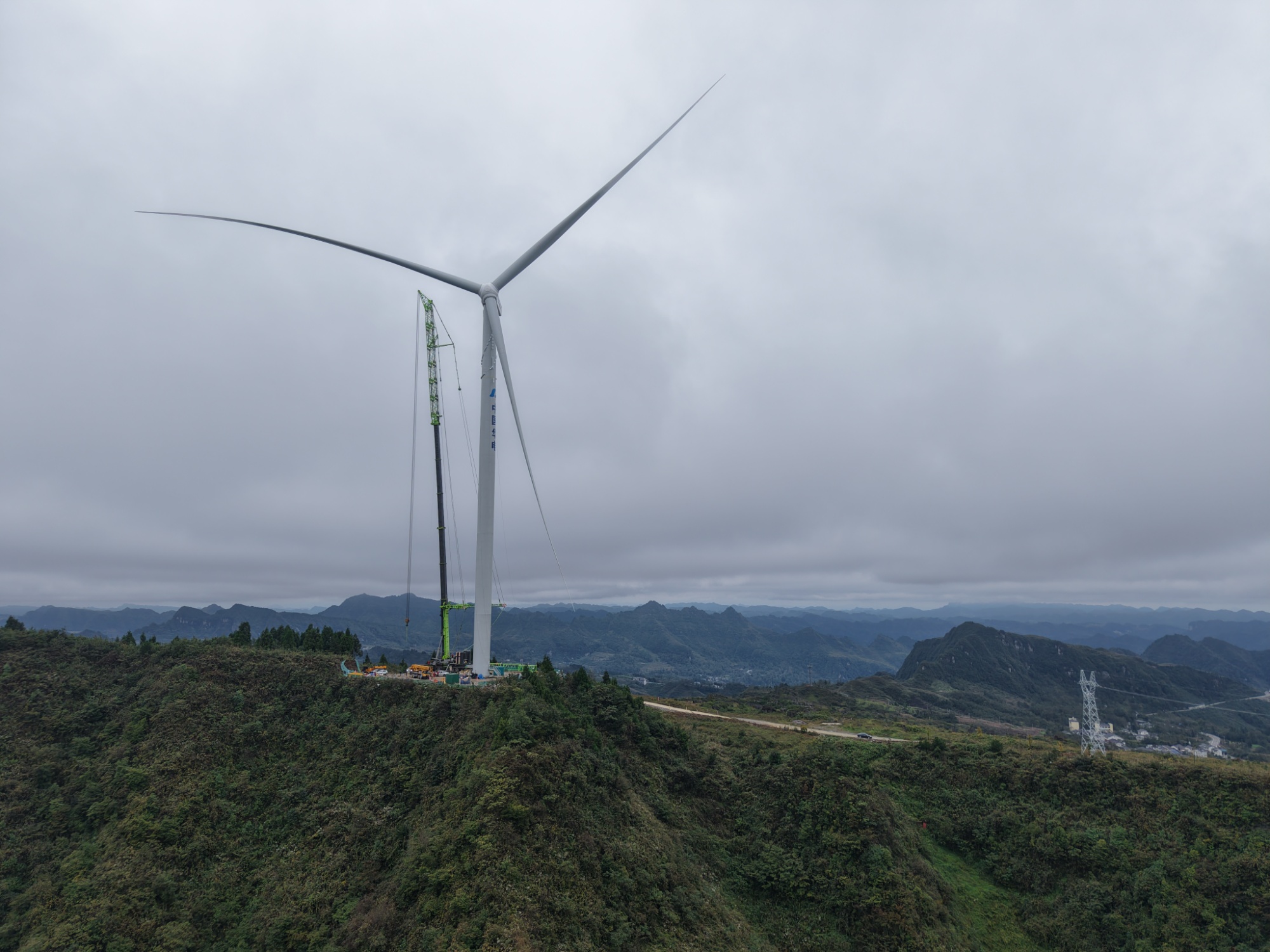 “大风车”来了!贵州务川首台风力发电机顺利组装(图3)