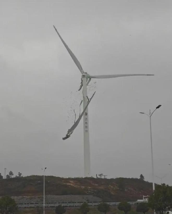 运转的风力发电机叶片突然断裂坠落目击者：“玻璃纤维满天飞”！相关部门回应(图1)
