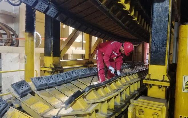 一线铺管船“焕新”维修记(图2)