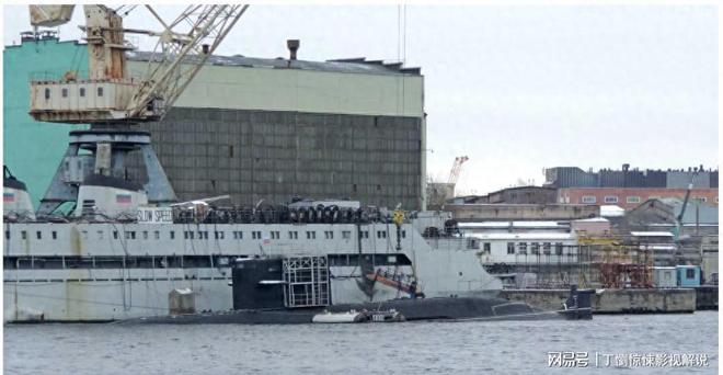 俄罗斯海军有望在年底前接收最新型677M项目“大卢基”潜艇(图1)