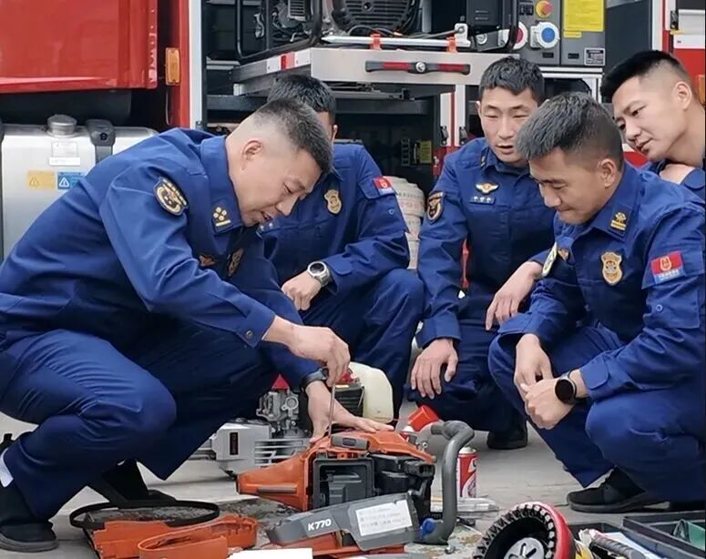 二十二载“火焰蓝”的青春答卷——记内蒙古自治区先进工作者、乌海市消防救援支队作战训练科科长廖其涛(图2)