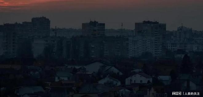 乌克兰大部分地区正遭受长时间停电夜晚父母抱着孩子躲在地下室(图1)