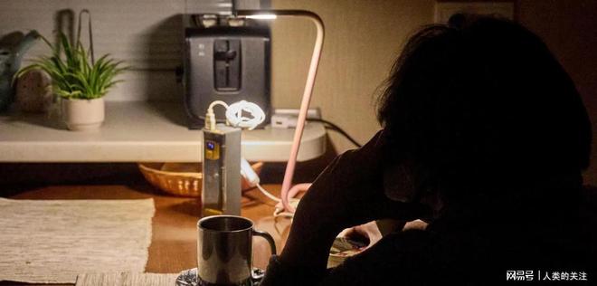 乌克兰大部分地区正遭受长时间停电夜晚父母抱着孩子躲在地下室(图2)