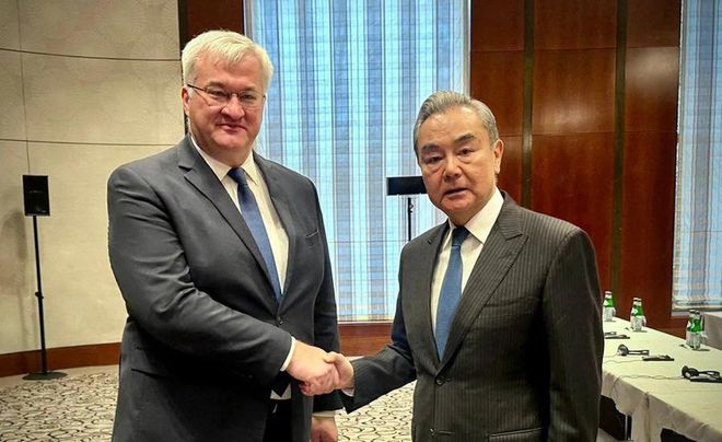 乌外长主动握手王毅普京和特朗普全都没想到：泽连斯基胆这么肥(图3)