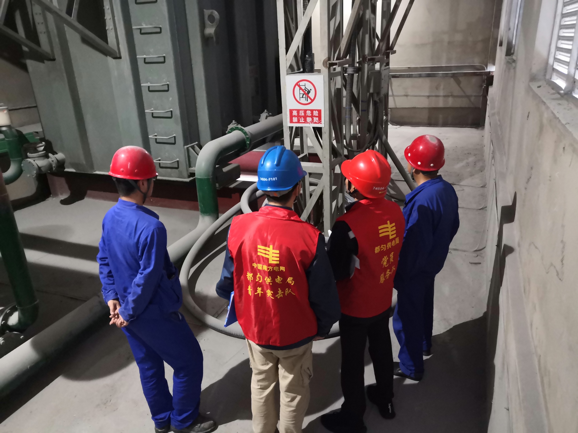 南方电网贵州都匀供电局：电力护航深地开采筑牢矿山用电安全屏障(图2)