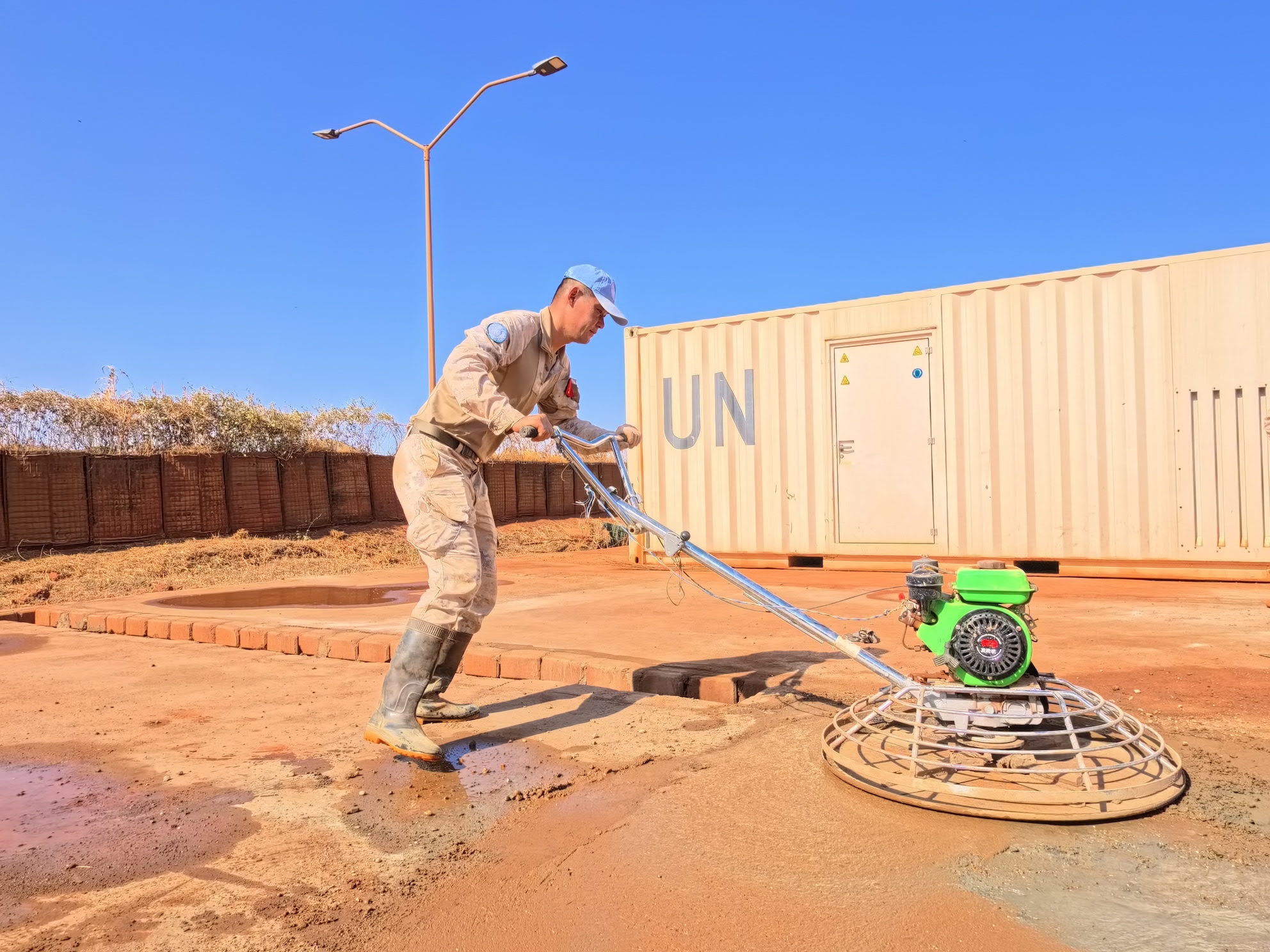 中国赴南苏丹（瓦乌）维和工兵分队高标准完成瓦乌机场基础设施建设任务(图4)