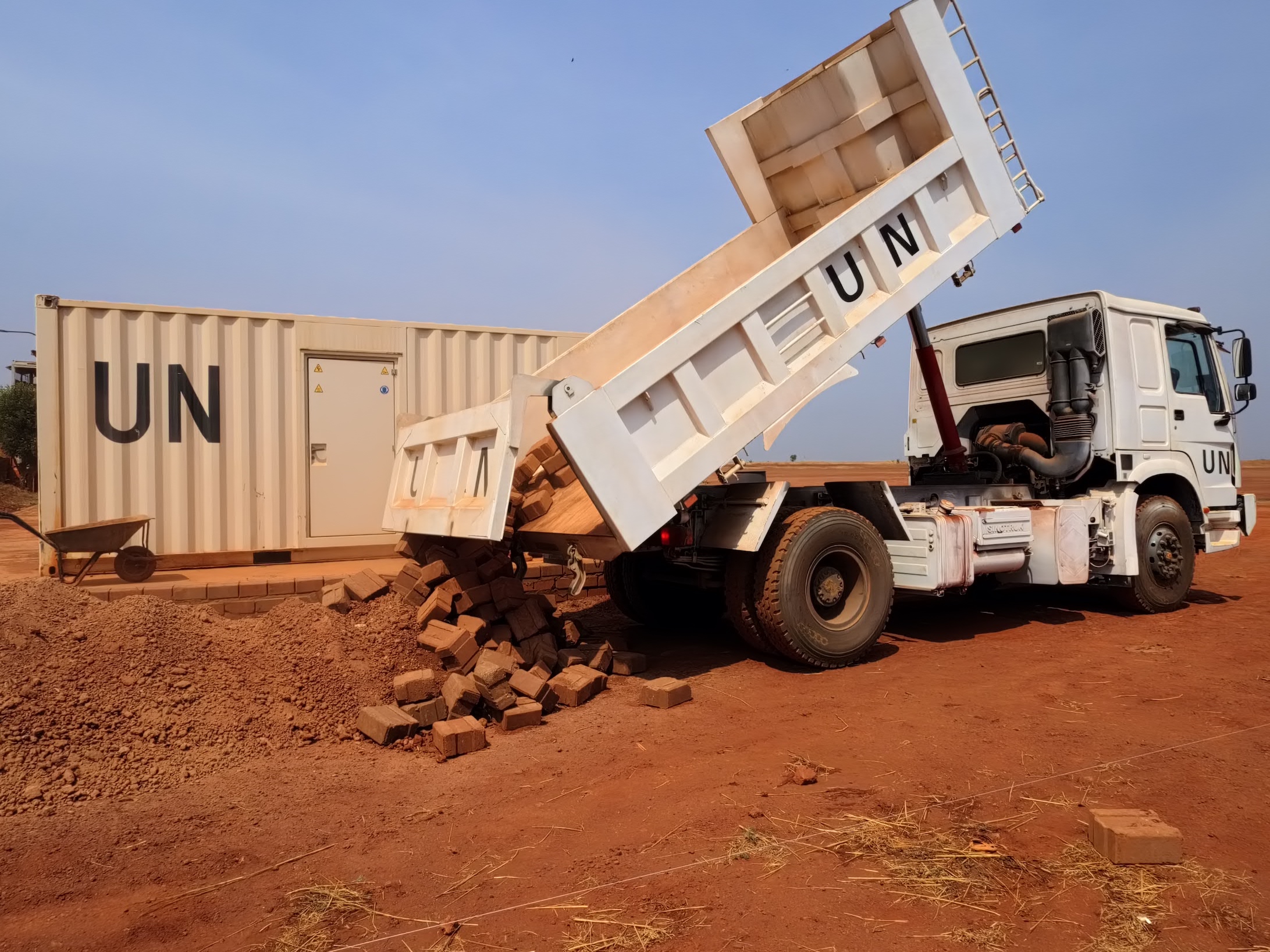 中国赴南苏丹（瓦乌）维和工兵分队高标准完成瓦乌机场基础设施建设任务(图2)