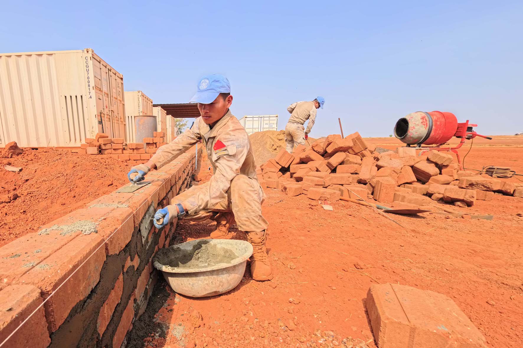 中国赴南苏丹（瓦乌）维和工兵分队高标准完成瓦乌机场基础设施建设任务(图3)